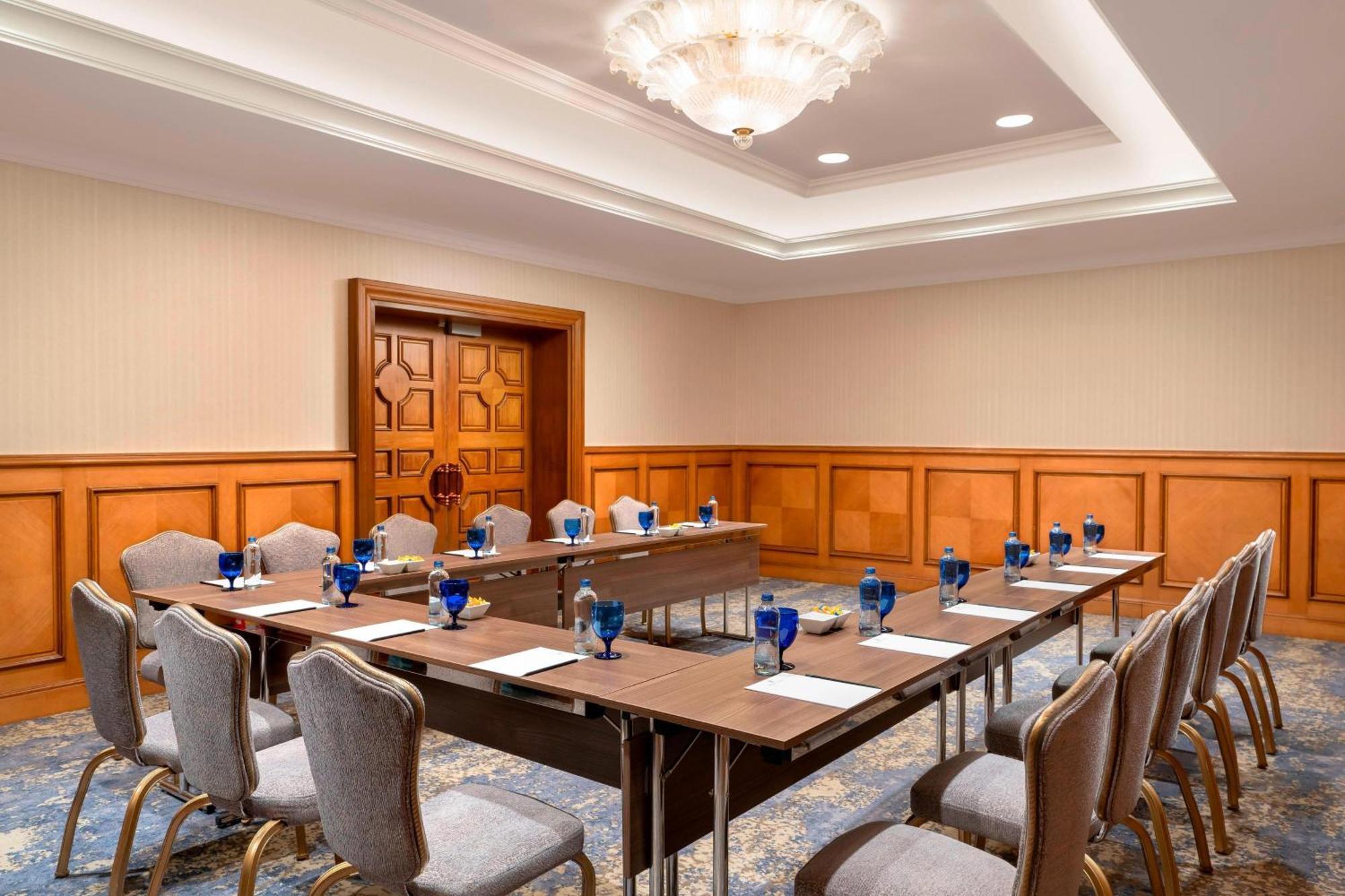 Otel The Ritz-carlton, At The Bosphorus 5*